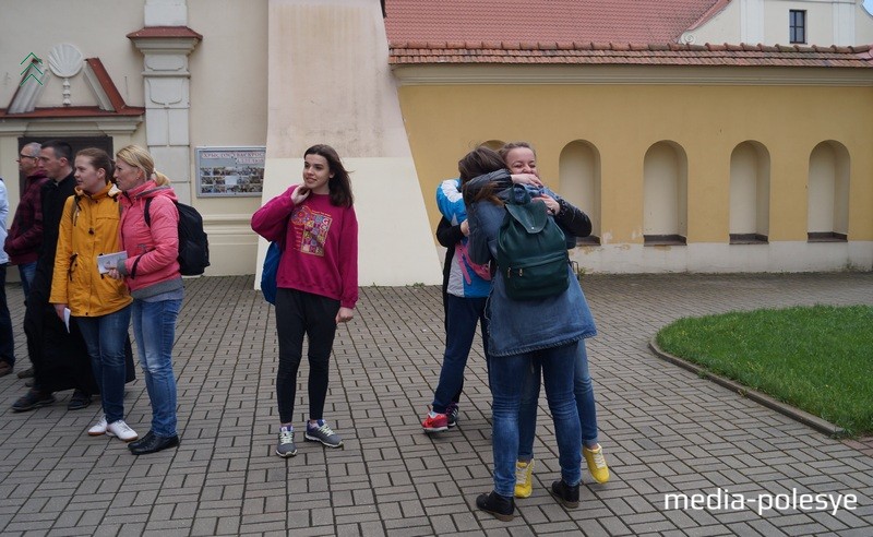 Старыя сябры рады сустрычы і абдымаюцца