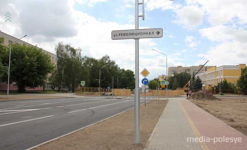 С правой стороны на всём протяжении предусмотрен тротуар, совмещённый с велодорожкой шириной 3 м