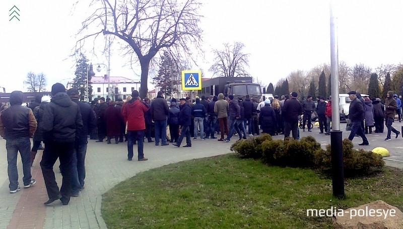 Люди согласились уйти с площади, но остались стоять у автозаков