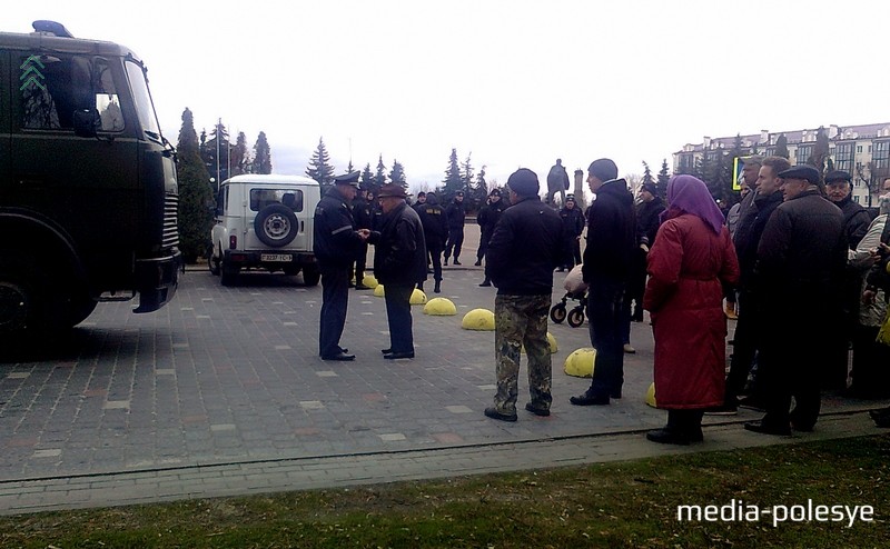 Милиция обещает отпустить людей с документами и обещает больше никого не задерживать