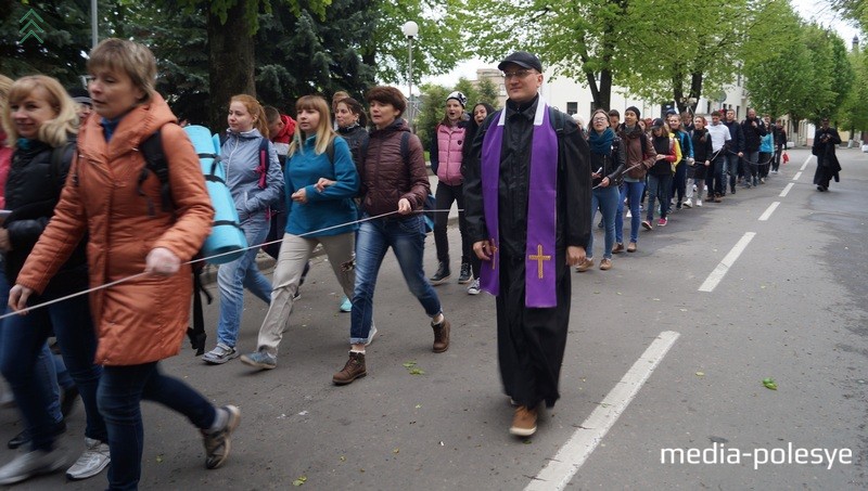 Для бяспекі калона пілігрымаў абмежавана шпагатам