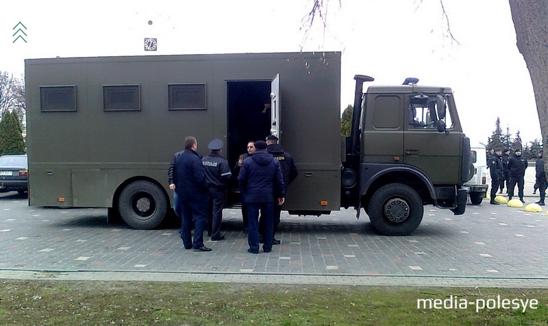 Николай Михалевич и Алесь Романович добровольно идут в автозак, чтобы сопроводить задержанных