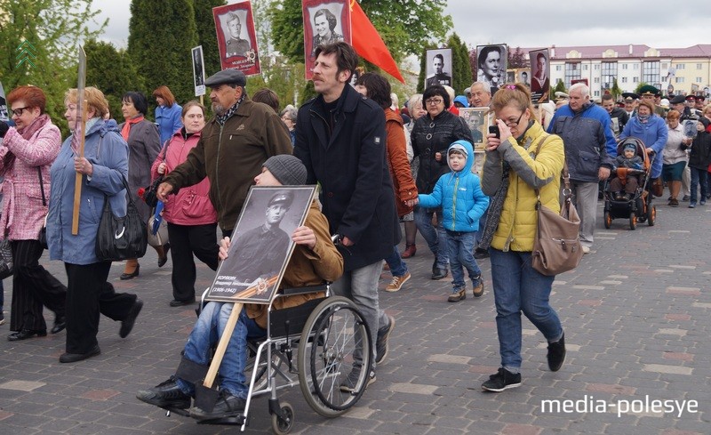 Колонна горожан выдвинулась в парк