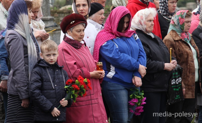 Старики, молодёжь и дети пришли помянуть своих родственников