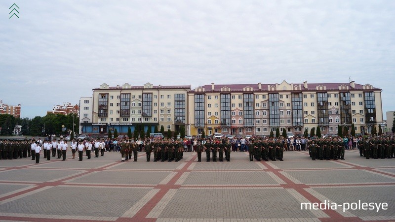 Военные коробки на площади Ленина