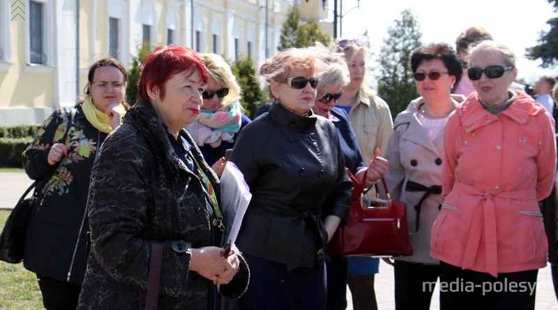 Татьяна Хвагина (на переднем плане) проводит экскурсию