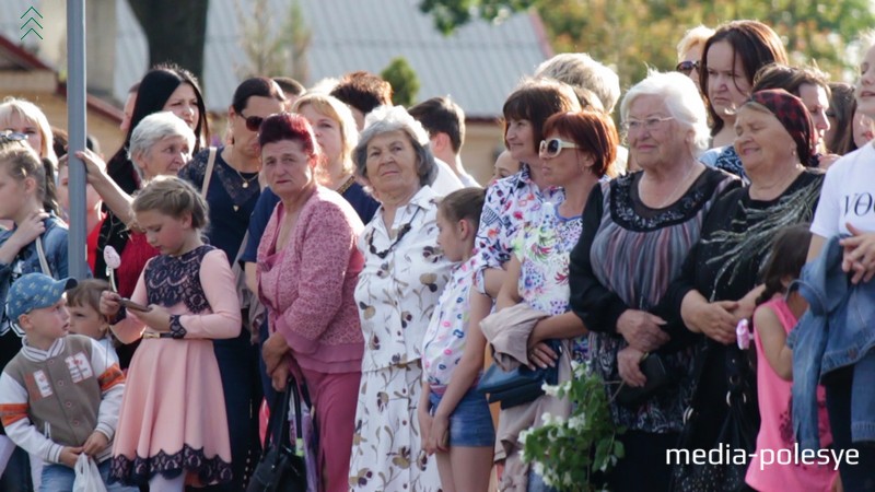 Родные и близкие вчерашних школьников пришли в праздничный вечер на площадь Ленина