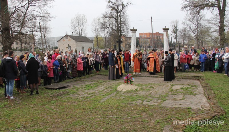 Служба проходит на месте старинной каплицы. На земле видны очертания фундамента