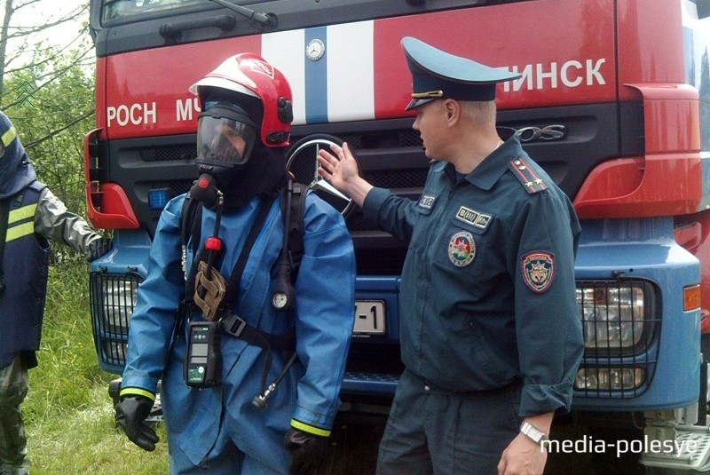 Спасатели показали костюмы радиологической и химической защиты