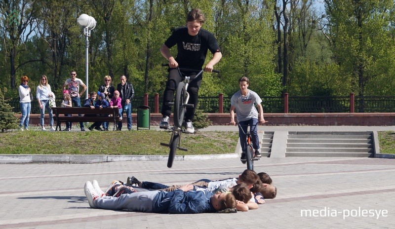 Некоторые лежали лицом вверх