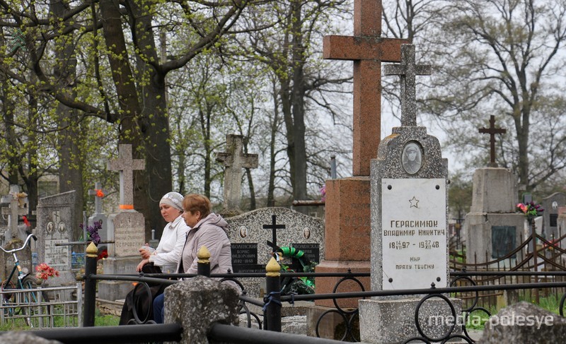 Люди по традиции сидят у могил своих близких