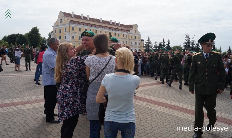 Короткая встреча с родными, через час первое увольнение