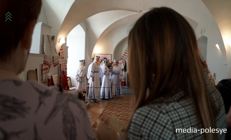 В залах музея пели народные песни