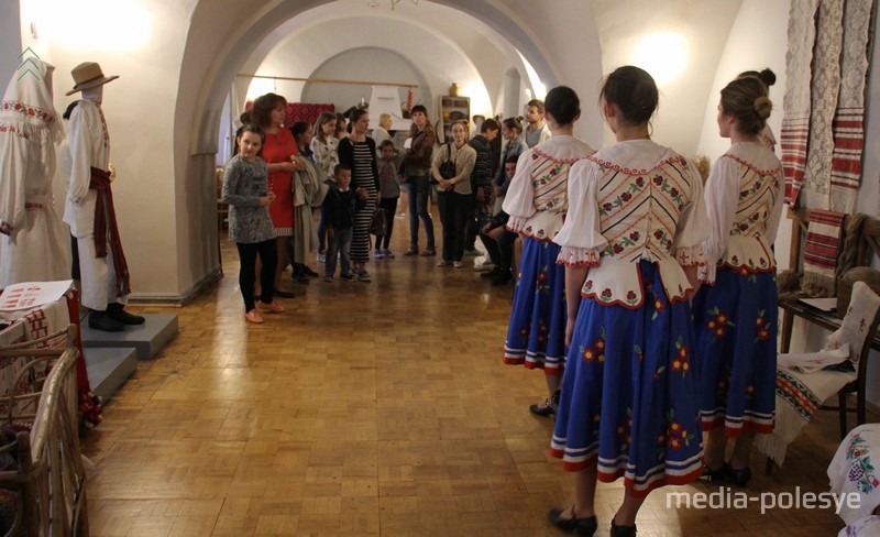 Фольклорная сценка, посвящённая рушнику