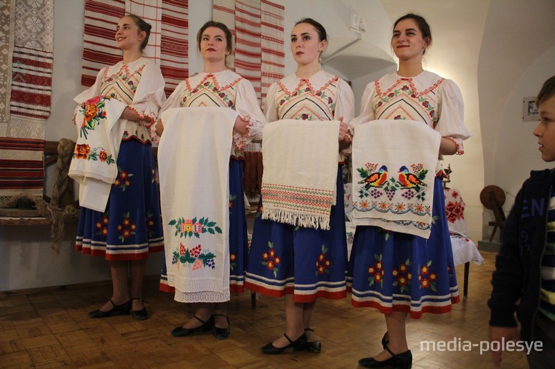 Все площадки были интерактивными, здесь зрителям предлагалось найти рушник с определённым орнаментом