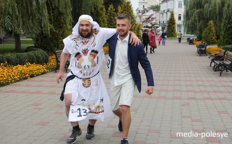 Арабский шейх был травмирован, и до финиша ему помогал добежать хипстер