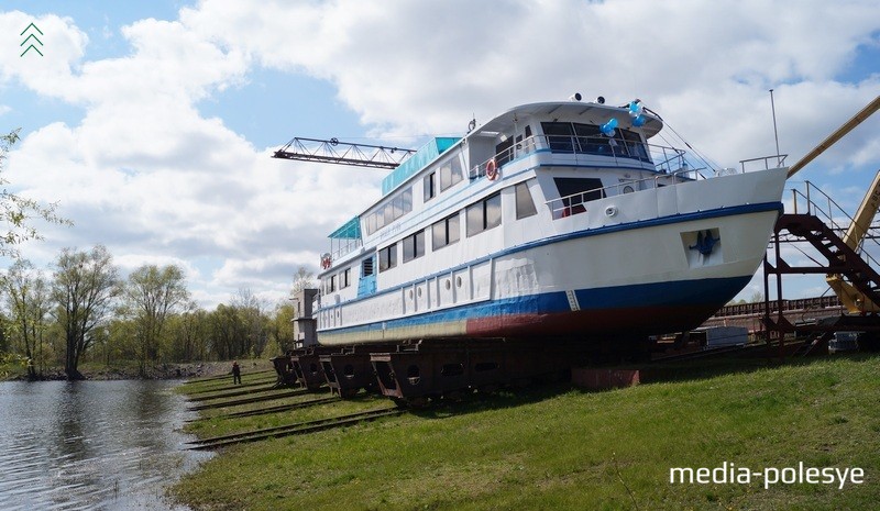 «Белая Русь» ещё на суше. За полчаса до спуска на воду рабочие судремзавода наводили «марафет» на новом судне