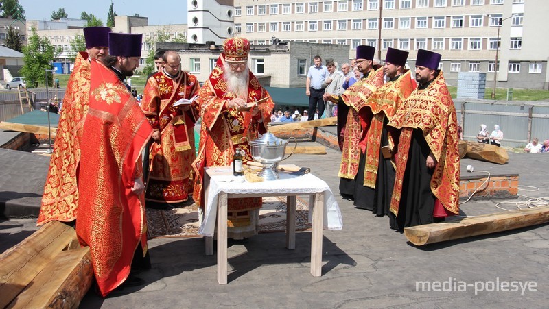 Архиепископ Стефан ведёт службу