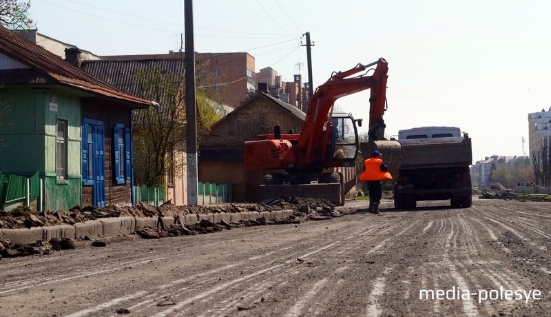 Слои асфальта постепенно снимаются и вывозятся, они будут использованы для ремонта второстепенных дорог