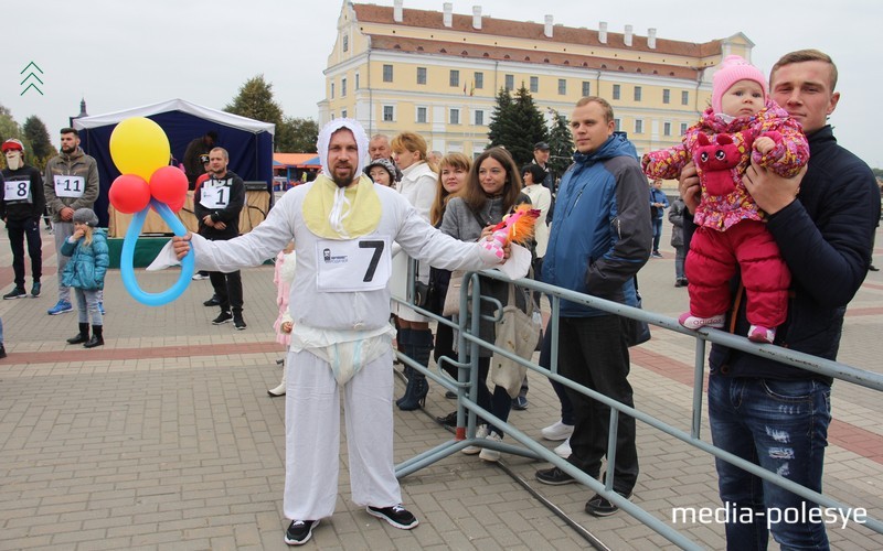 Этот малыш бежал в памперсе и с пустышкой