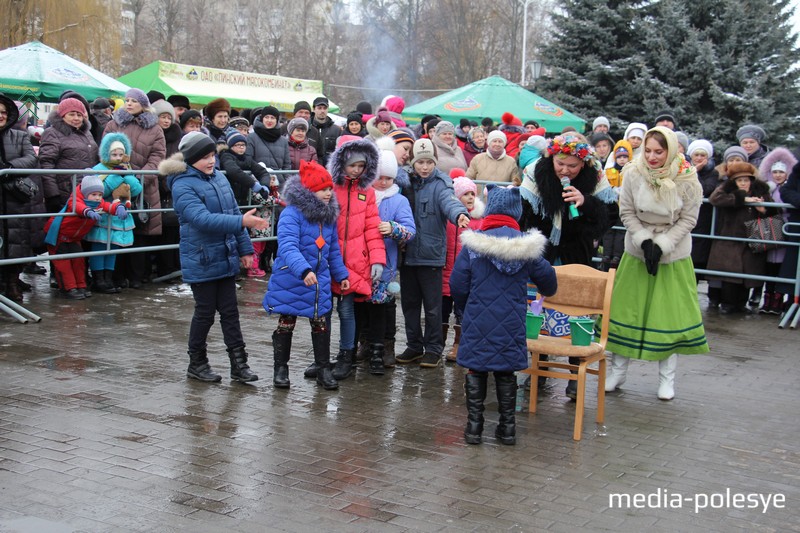 Детишки в совочках носили муку для блинов