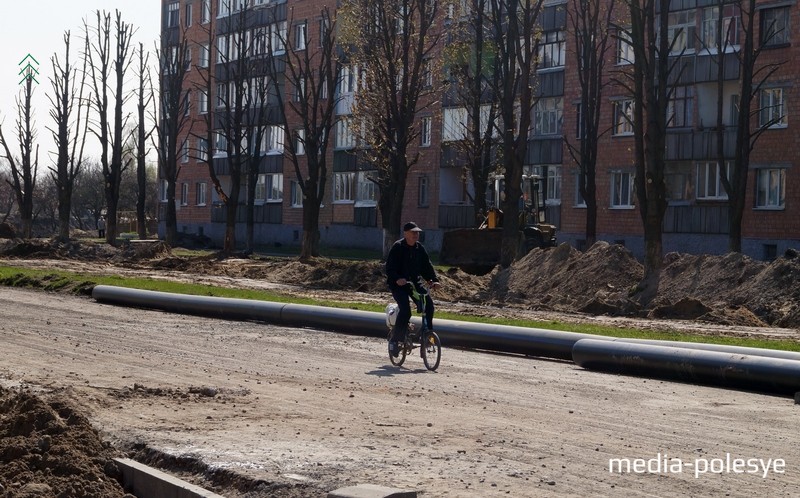 Движение на автотранспорте здесь запрещено, но на велосипеде проехать можно