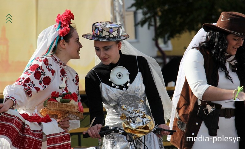 Марина Лемешевская  и Алёна Вакульчик секретничают