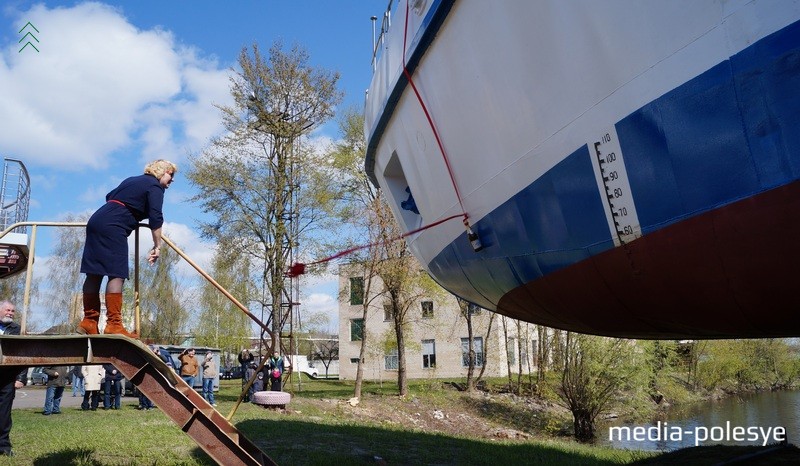 Бутылка шампанского разбилась с третьего раза