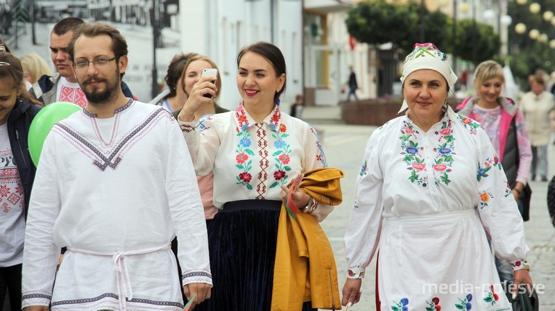 У этих двух девушек вышиванки не покупные, а вышитые их бабушками