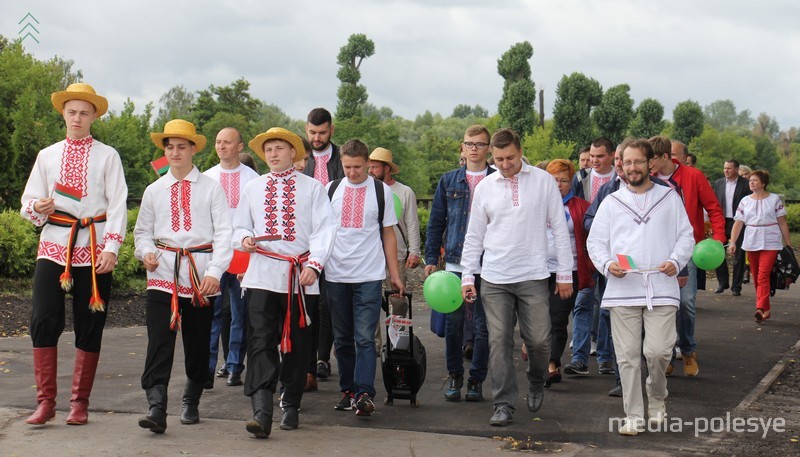 По набережной