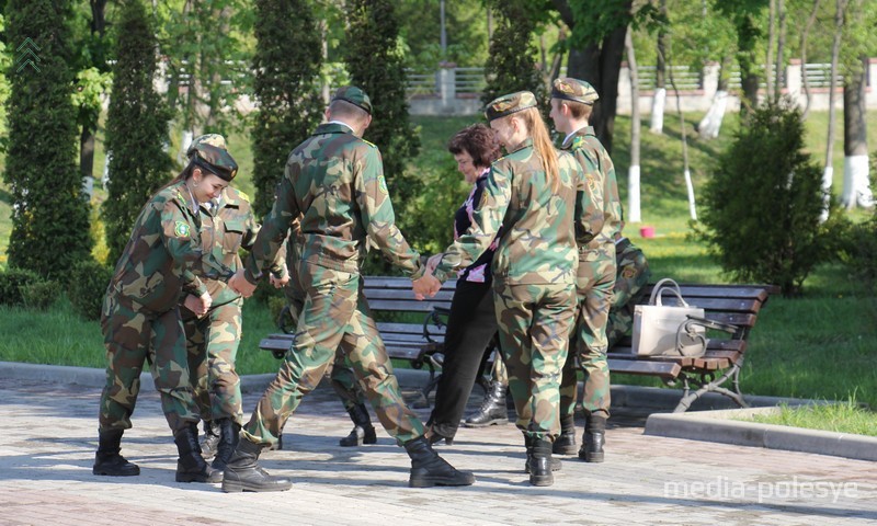 Ученики пограничного патриотического класса в ожидании гостей развлекали себя подвижными играми. Не дождались…