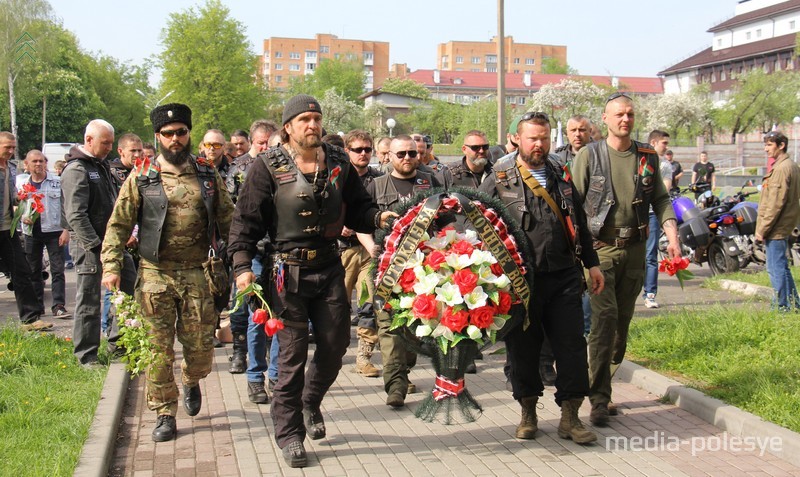 Раньше венки к братской могиле возлагали ветераны войны, вооружённых сил и общественности города