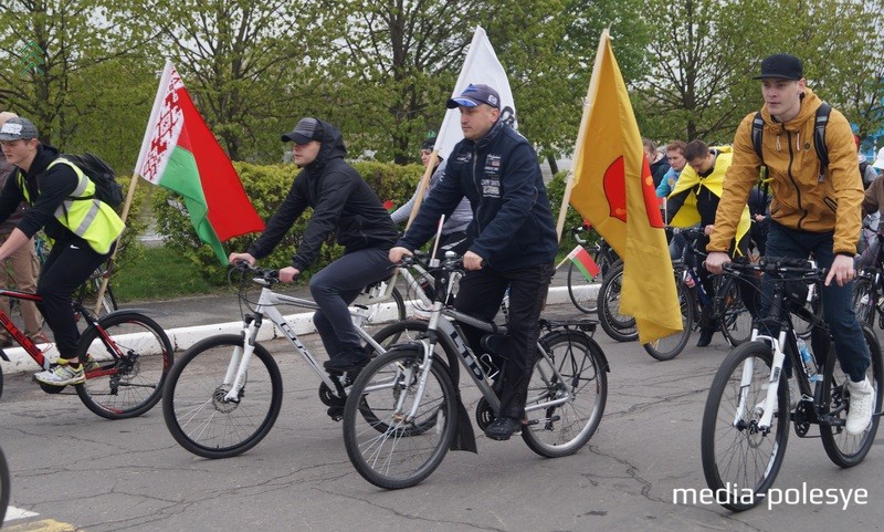 Прозвучала команда, и колонна двинулась в путь