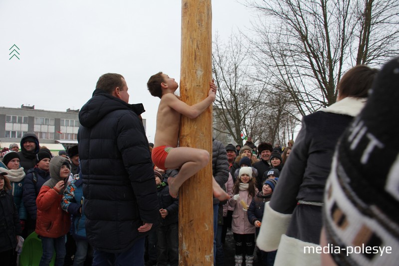 На столб взрослые мужчине не хотели лезть. После долгого перерыва сделать это вызвался подросток