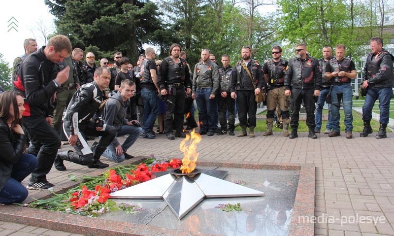 Мотоциклисты, возлагая цветы, крестились у вечного огня