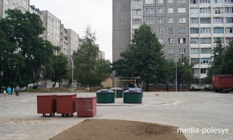 Рядом с новым домом находятся ещё две девятиэтажки, возможно их жильцы станут выбрасывать мусор по-новому