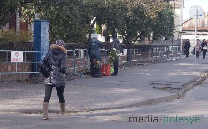 На тротуаре улицы Ленинградской непривычно пусто