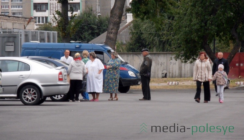 Персонал роддома слушал музыку на улице