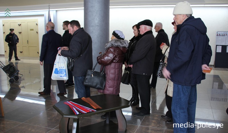 На столе лежали ленточки с цветами российского флага и, так называемые, георгиевские