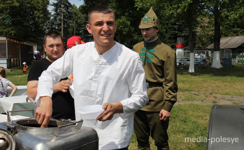 Пограничники бесплатно кормили посетителей кашей из полевой кухни