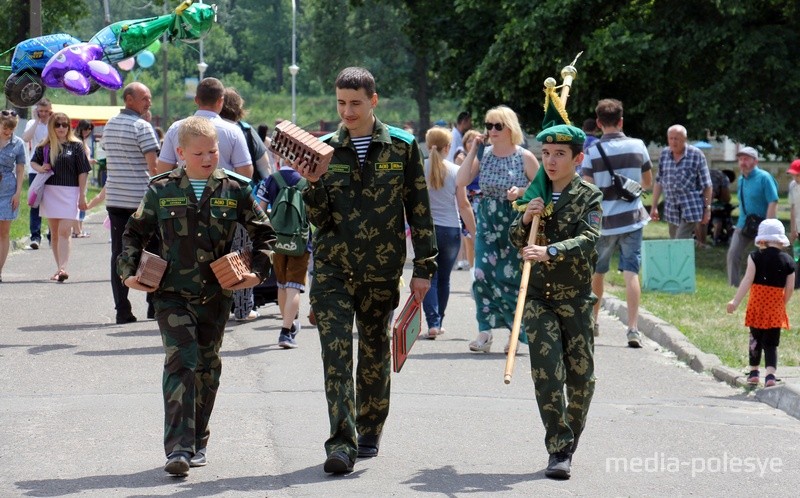 Члены клуба «Юный пограничник»  