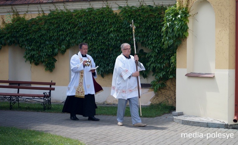 У Пінску пройдуць дзве працэссіі, ўдзень і ўвечары. У іх прымаюць удзел прыхаджане рознага ўзросту