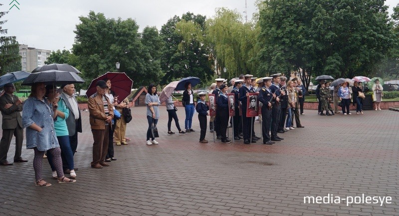 Не смотря на дождь десятки пинчан пришли на вечер памяти