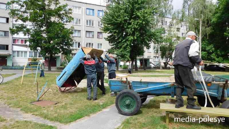 Тяжёлый металлический самолёт грузили несколько рабочих