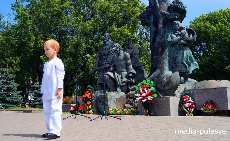 Мальчик пел песню о том, как был ангелом и защищал своего деда на войне