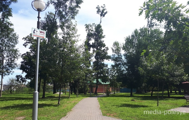 Общественный туалет в городском парке найти легко