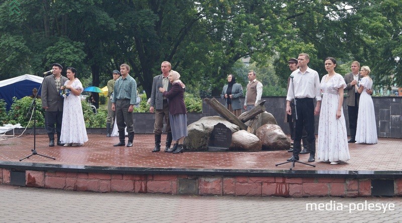 Актёры Полесского драмтеатра  показывают театральную постановку посвящённую ВОВ