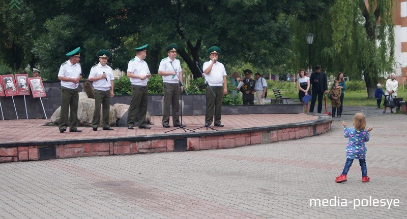 Выступает вокальная группа пинских пограничников «Единство»