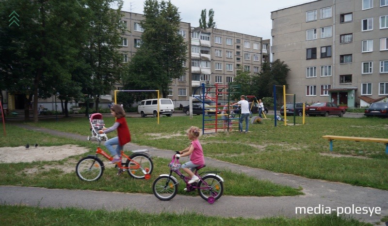 Родители считают, что в их дворе не на чём играть детям до 5 лет, остались турники, шведская стенка, качели и металлическая горка