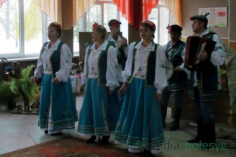 Калектыў “Луч” Давыд-Гарадоцкага ГДК вітаў гасцей перад уваходам у залу